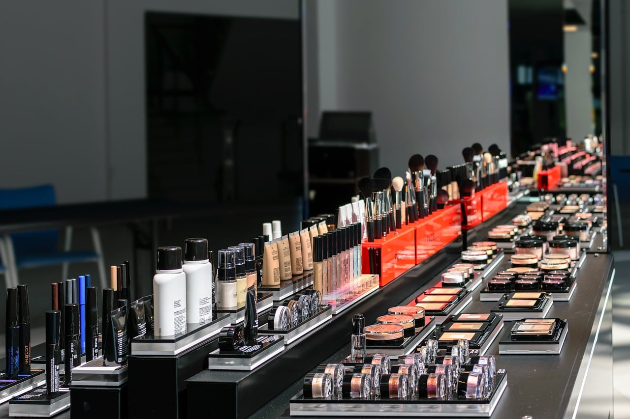Wybrane kosmetyki do makijażu kupicie w Rossmannie nawet 60% taniej. Zobaczcie 7 najlepszych okazji