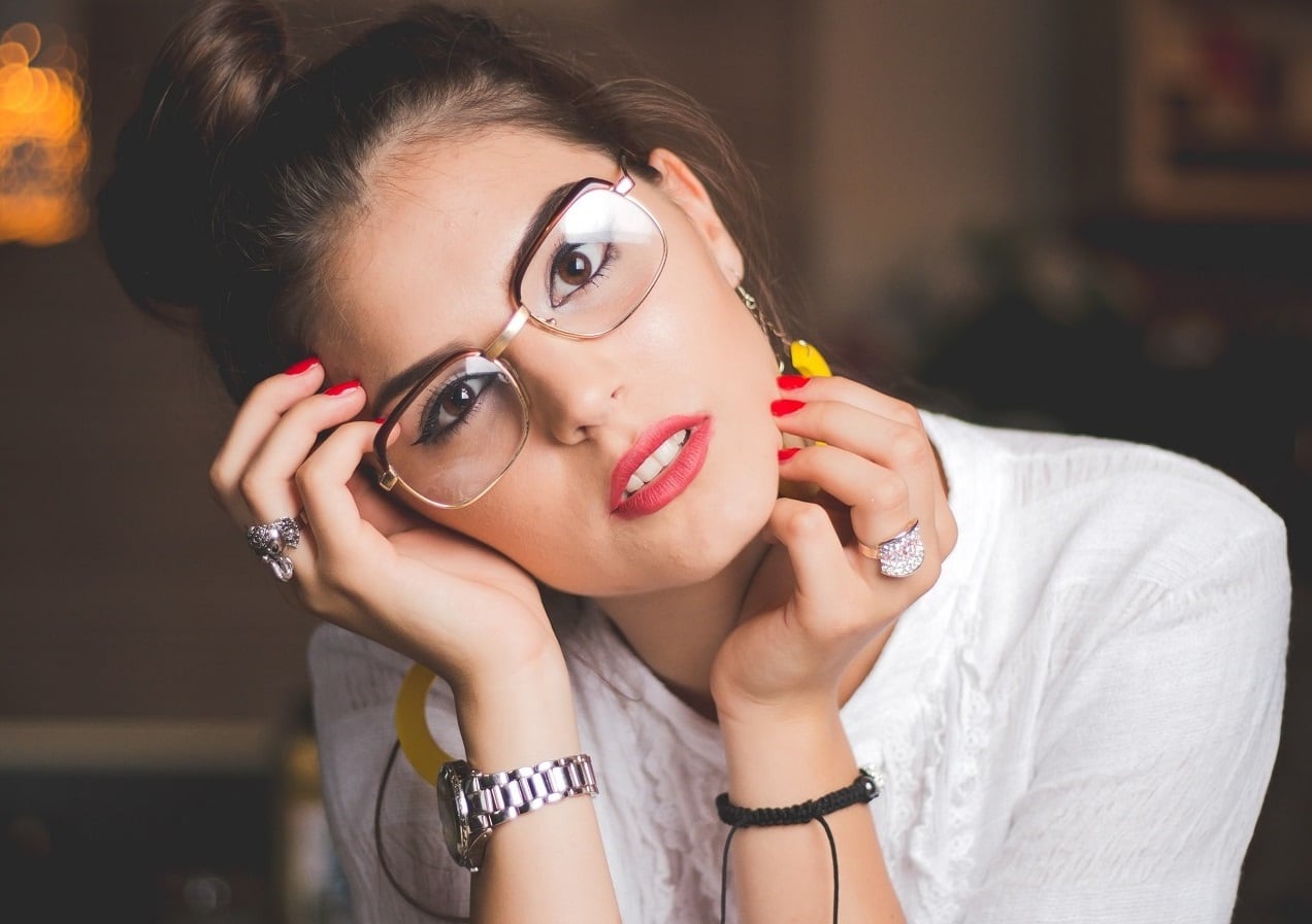 Makijaż oczu dla okularnicy – 5 złotych zasad, których warto się trzymać