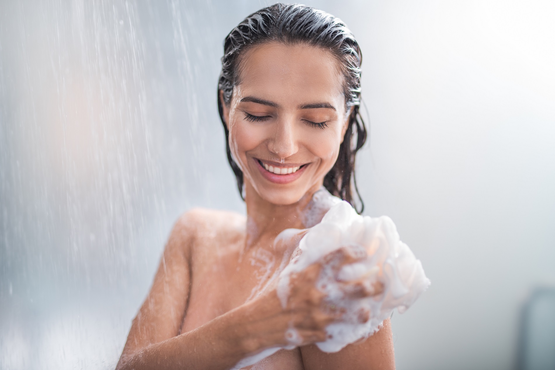 8 błędów, które większość z nas popełnia pod prysznicem