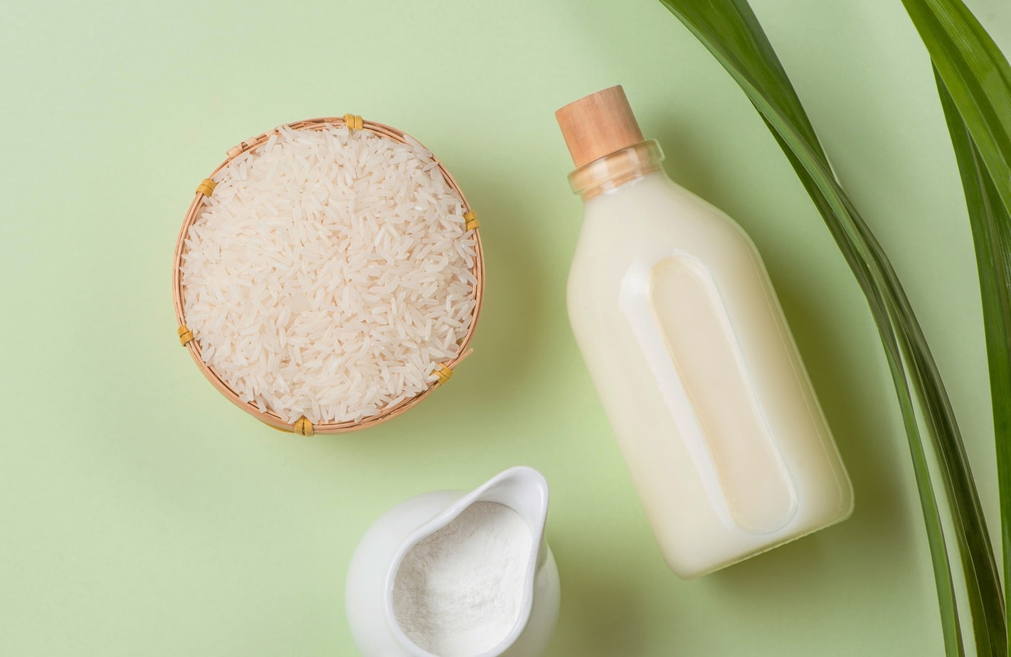 Woda ryżowa to prawdziwe S.O.S. dla zniszczonych włosów. Czy wiesz, jak jej używać?
