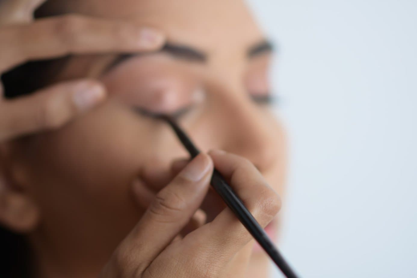 Jak można przedłużyć trwałość makijażu? 7 trików redakcji