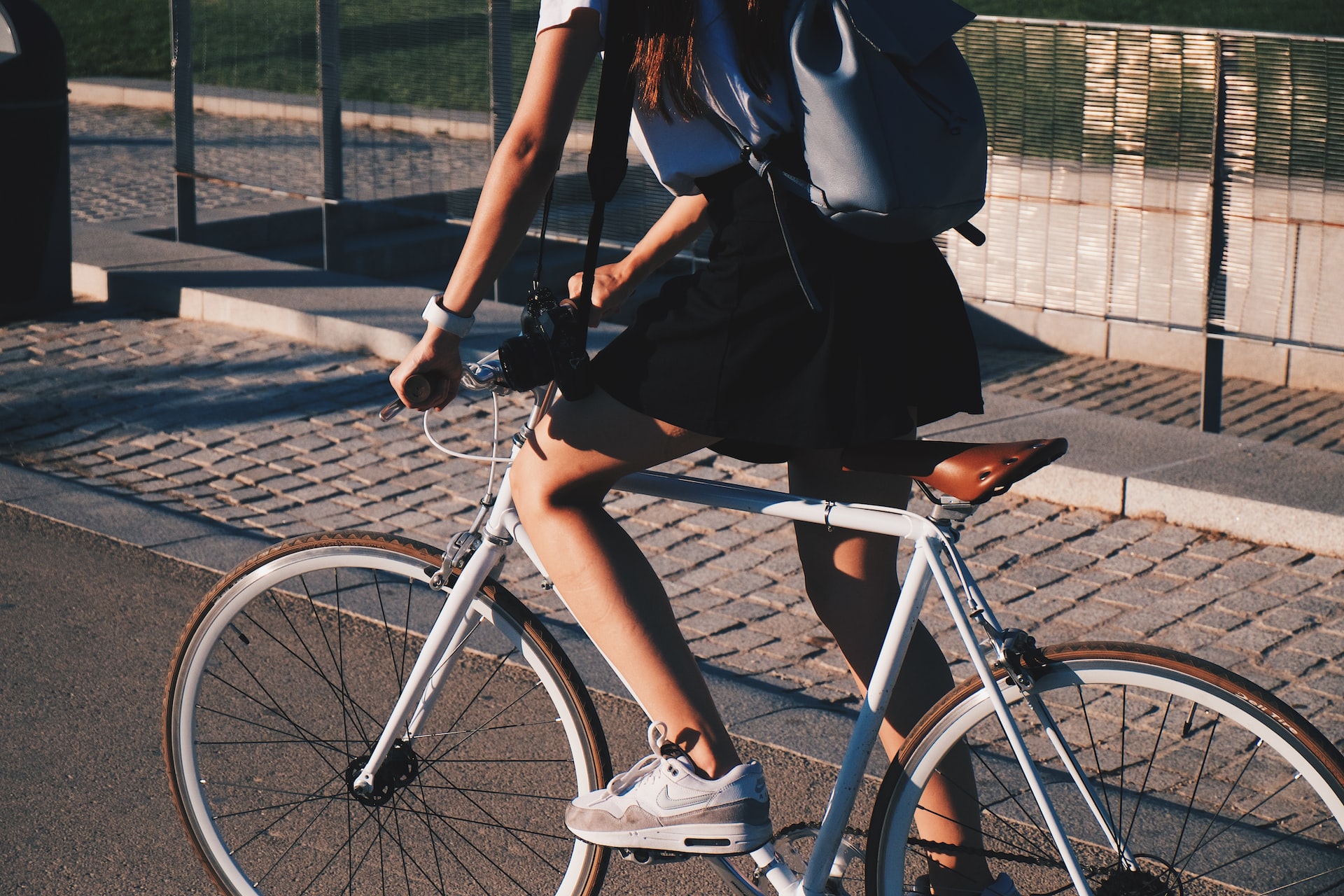 Dojeżdżasz rowerem do pracy? Sprawdź najmodniejsze stylizacje na rower